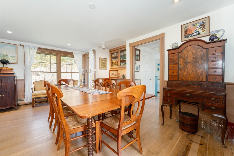 INT. SOUTH DINING (1)