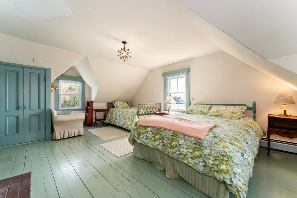 INT. NORTH BDRM 2 (7)