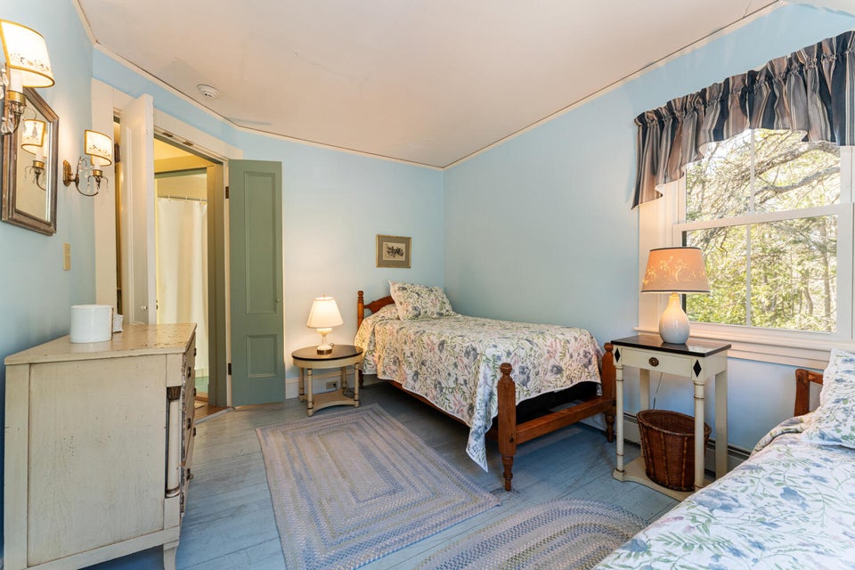 INT. NORTH BDRM 4 (3)