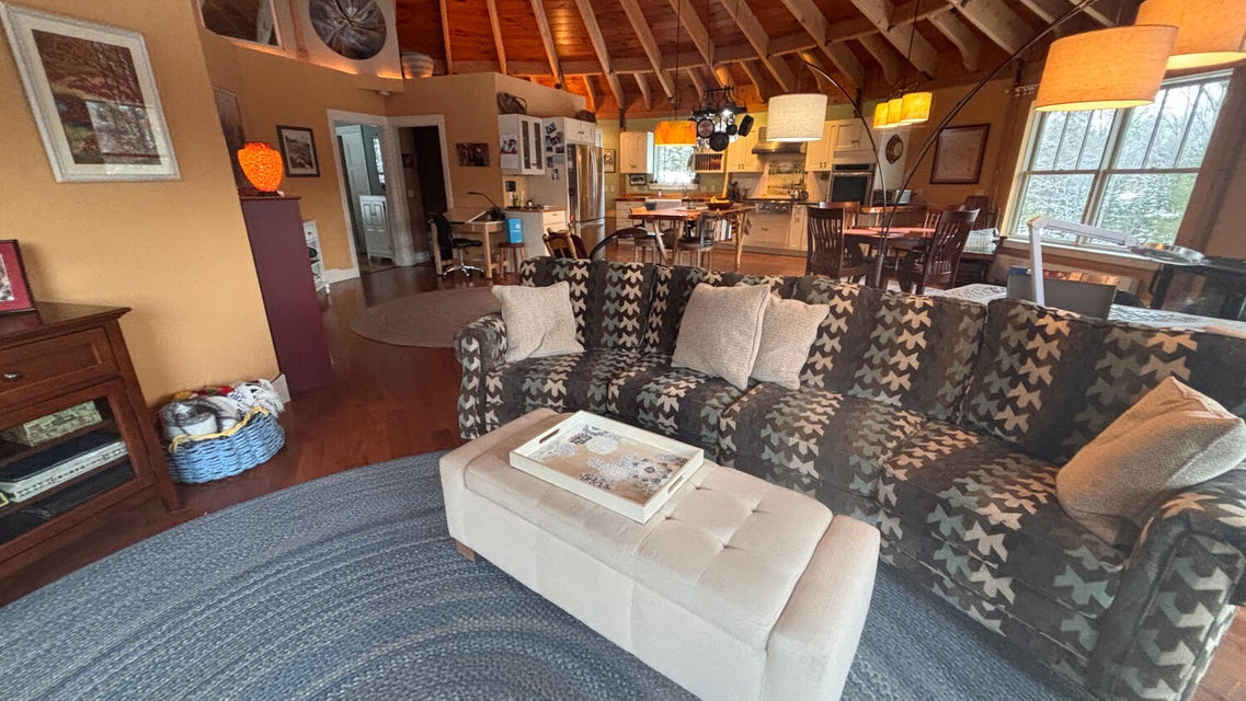 Cranberry.Yurt.01.25.LIving.02