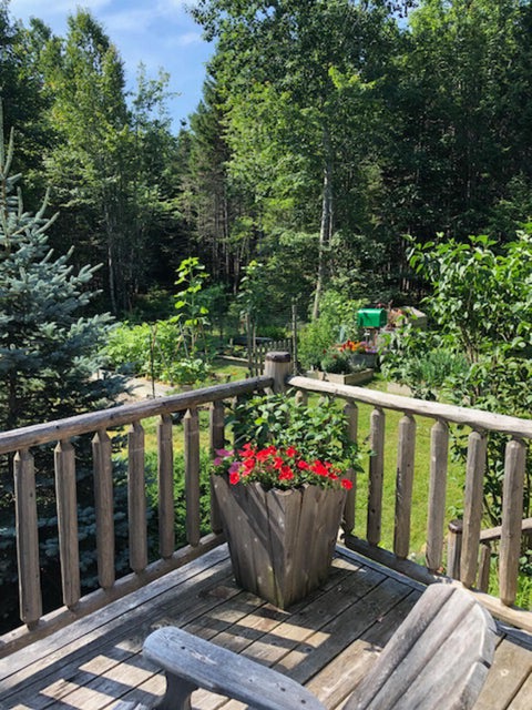 21.Cranberry.Yurt.Owner.Deck.01