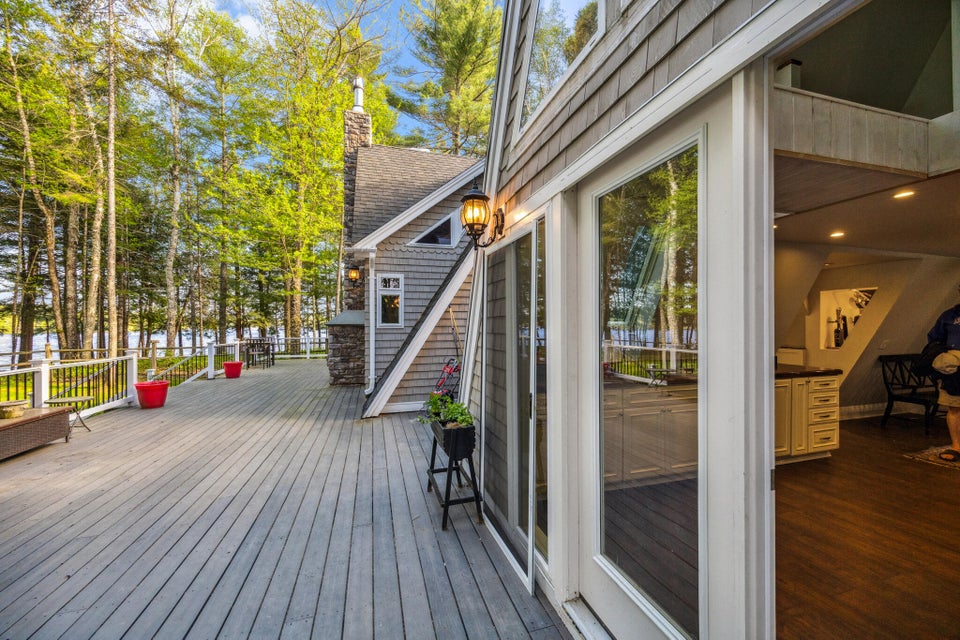 Expansive Deck