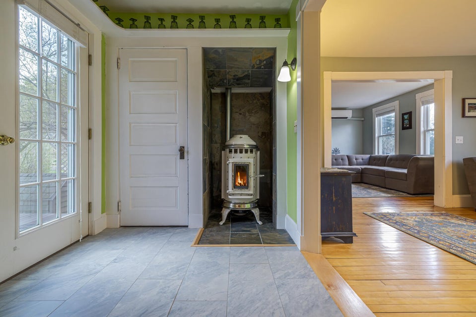 14-MId Hallway & Deck Door21-One Upper D