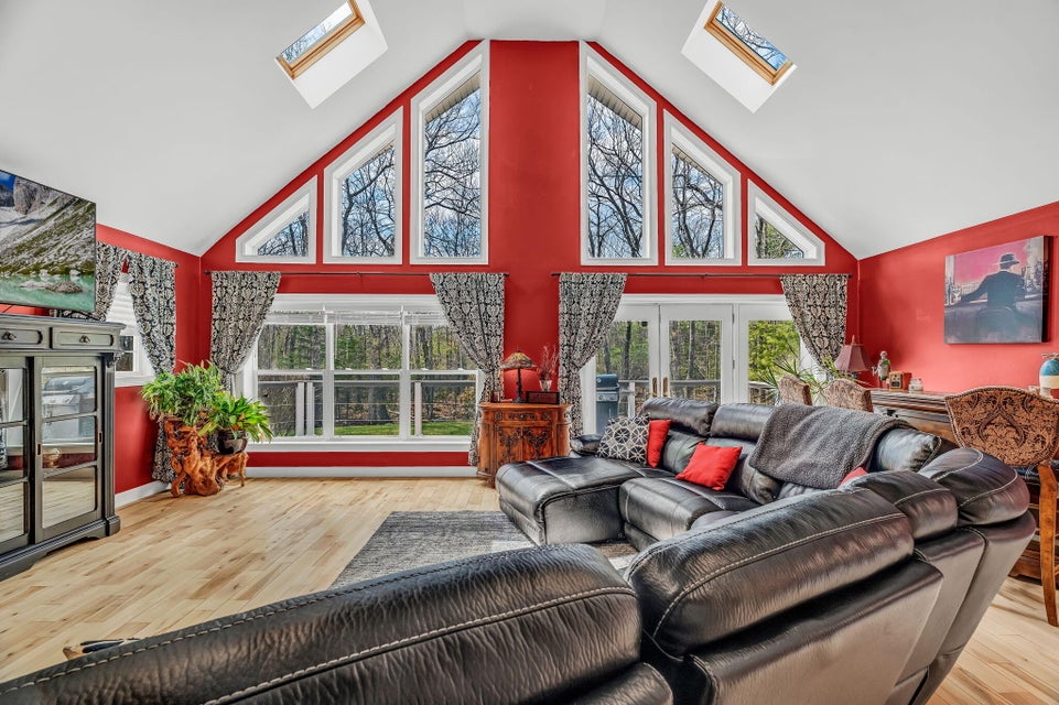 29-web-or-mls-155-maddocks-ave
