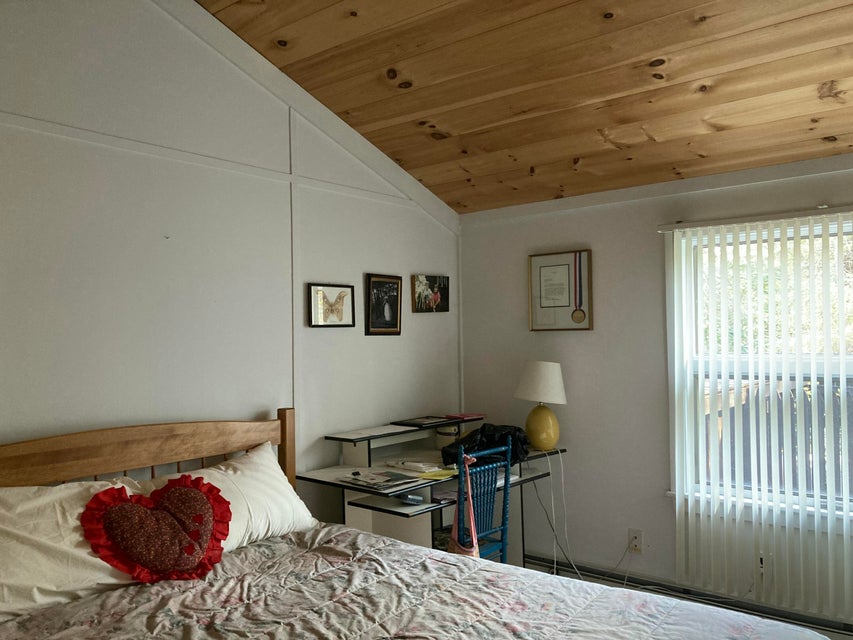 Guest bedroom.