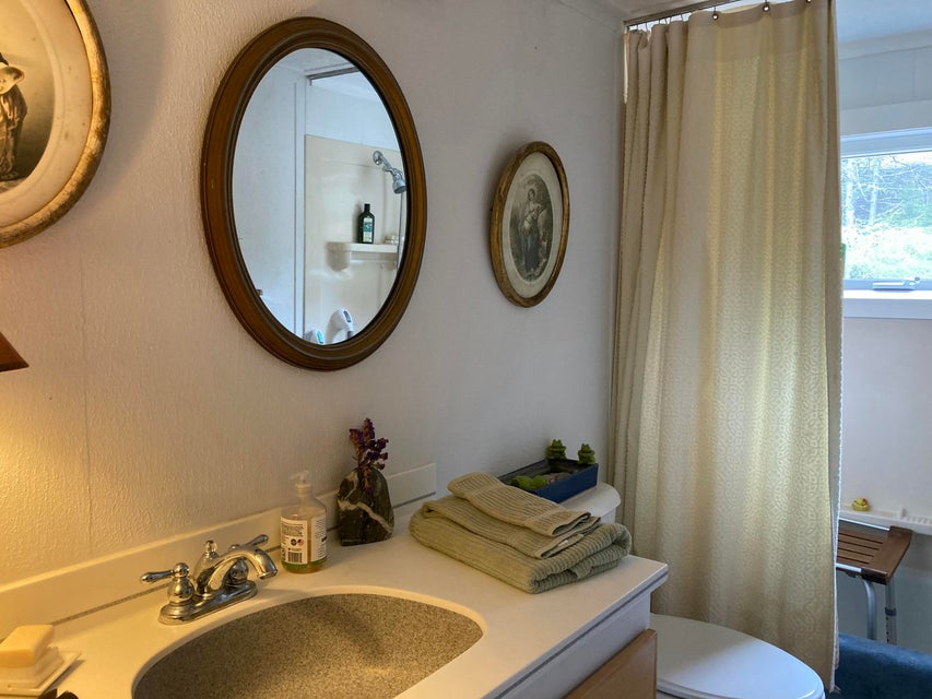 Guest full bath.
